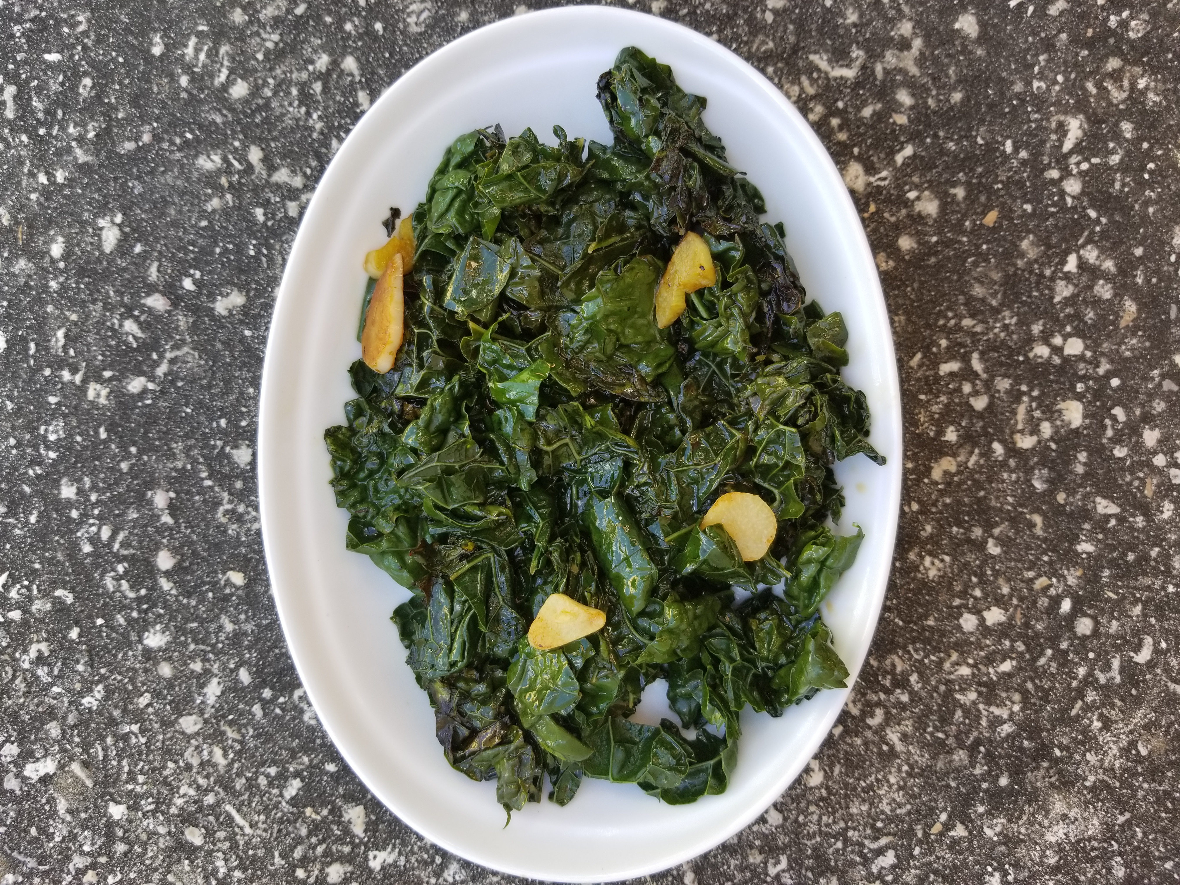 sauteed kale with crispy garlic