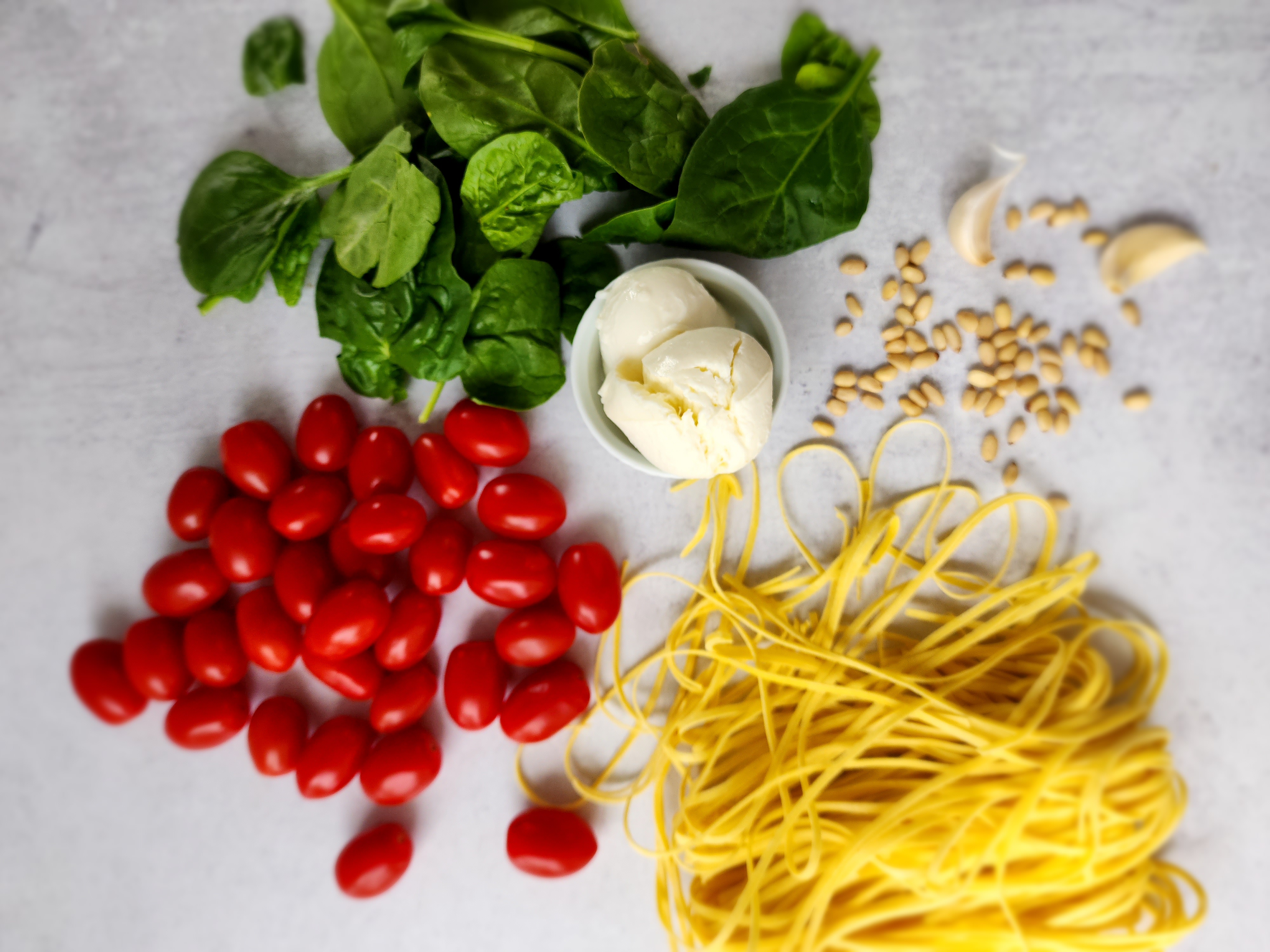 Ingredients for Easy Burrata Pasta: Pasta, Garlic, Burrata Cheese, Tomatoes, Spinach