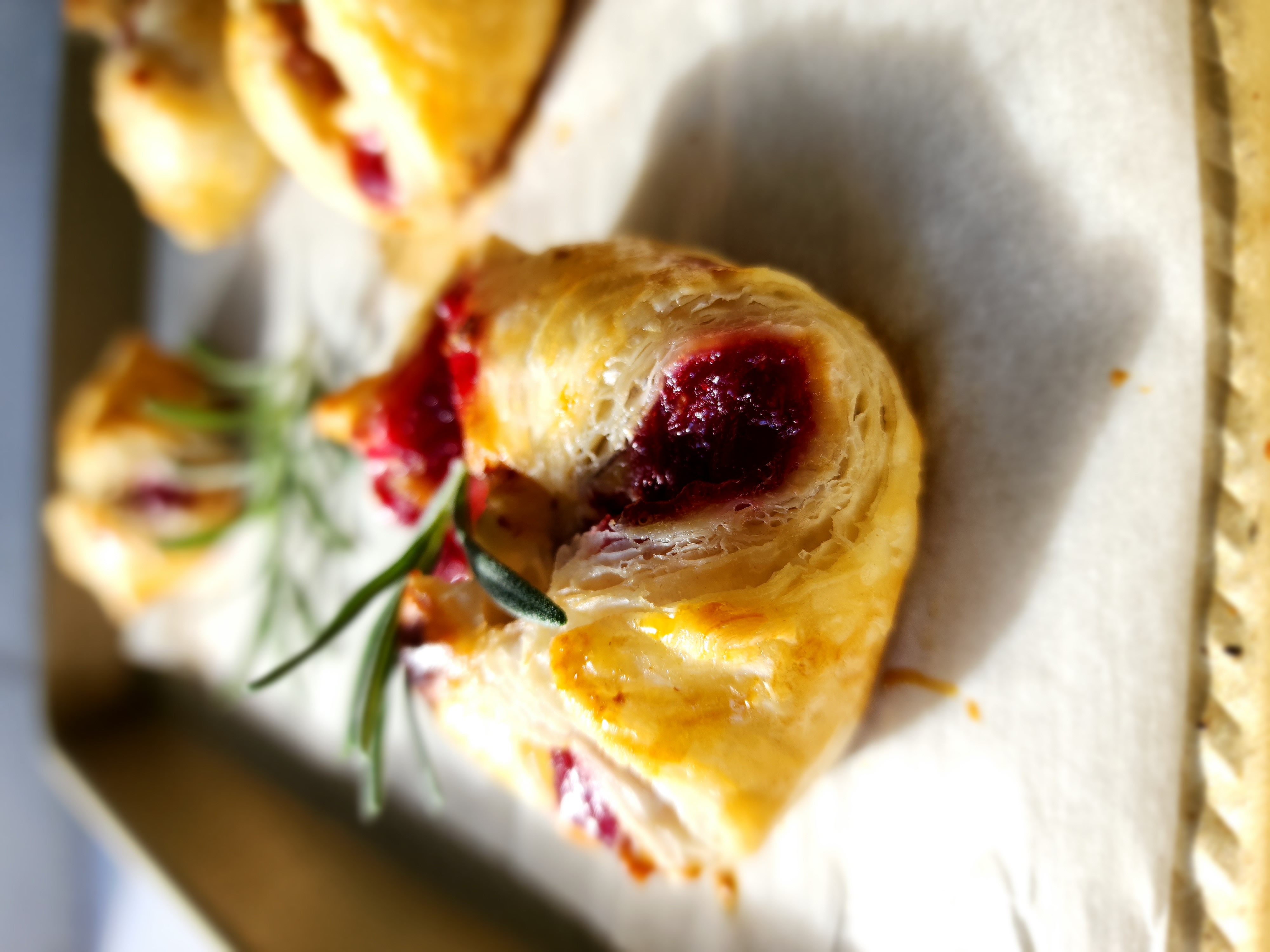 Mini Baked Brie in Puff Pastry