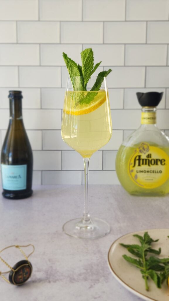 glass of limoncello spritz