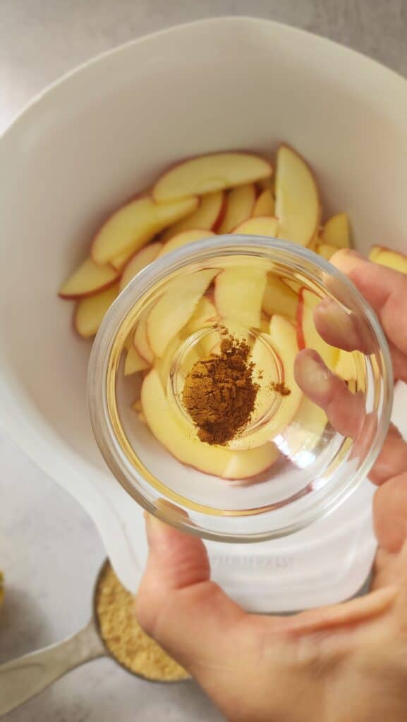 adding cinnamon for puff pastry apple tart